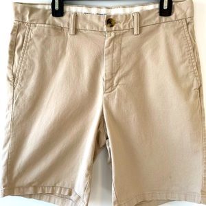 Mens khaki shorts from the Old Navy. 9”inseam, slim fit, waist size 33.